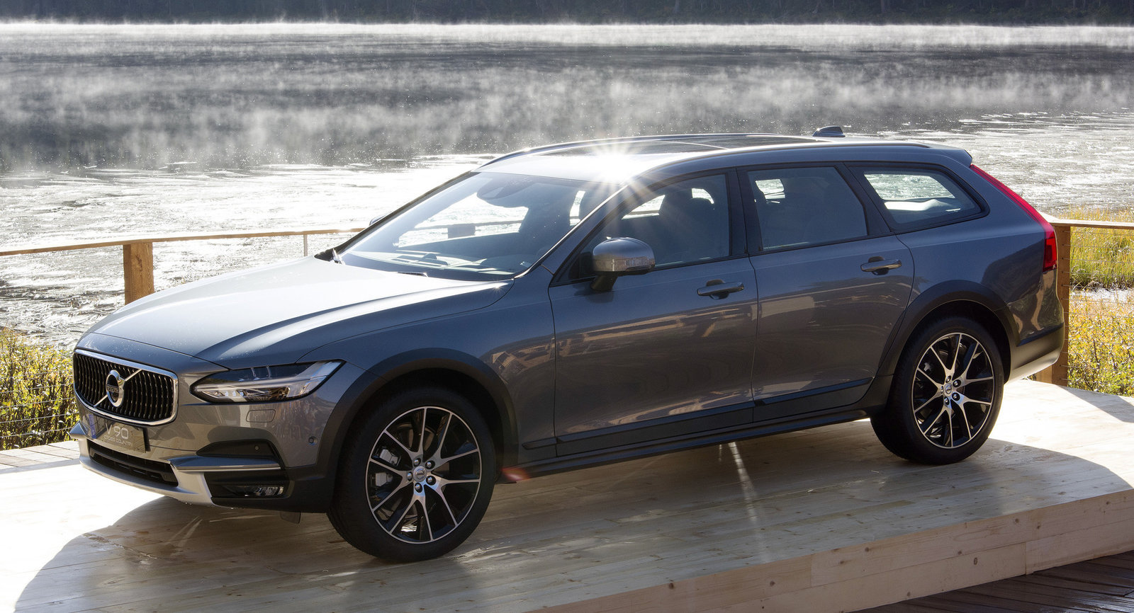 Volvo V90 Cross Country (Вольво В90 Кросс Кантри) 2017 года - фото новой  модели, комплектации и цены, технические характеристики